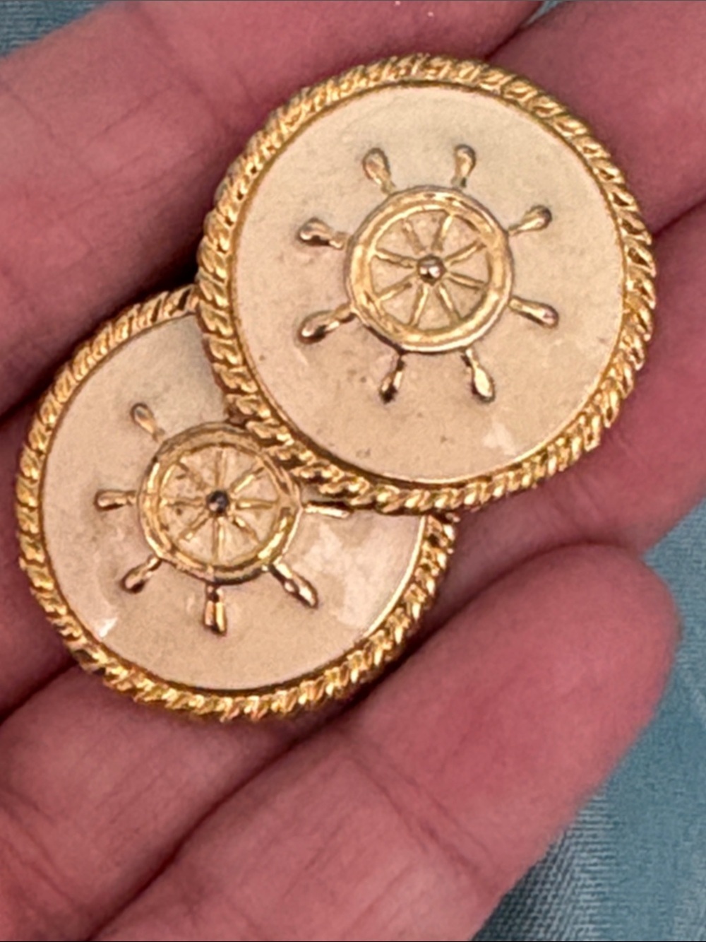 Vintage 80'S COUTURE Cream ENAMEL ON GOLDEN METAL MARINE THEME CLIP EARRINGS - Picture 3 of 3